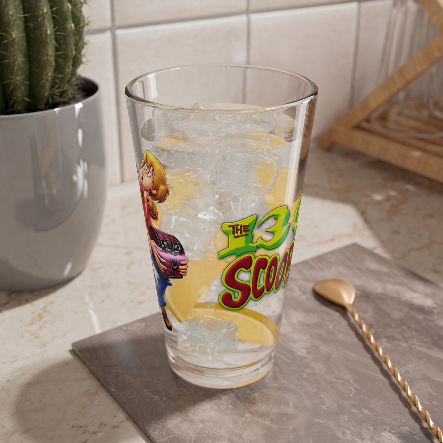 13 Ghosts of Scooby Doo Pint Glass, 16oz - Hanna-Barbera 1985 Cartoon Series - Shaggy & Scooby with the Chest